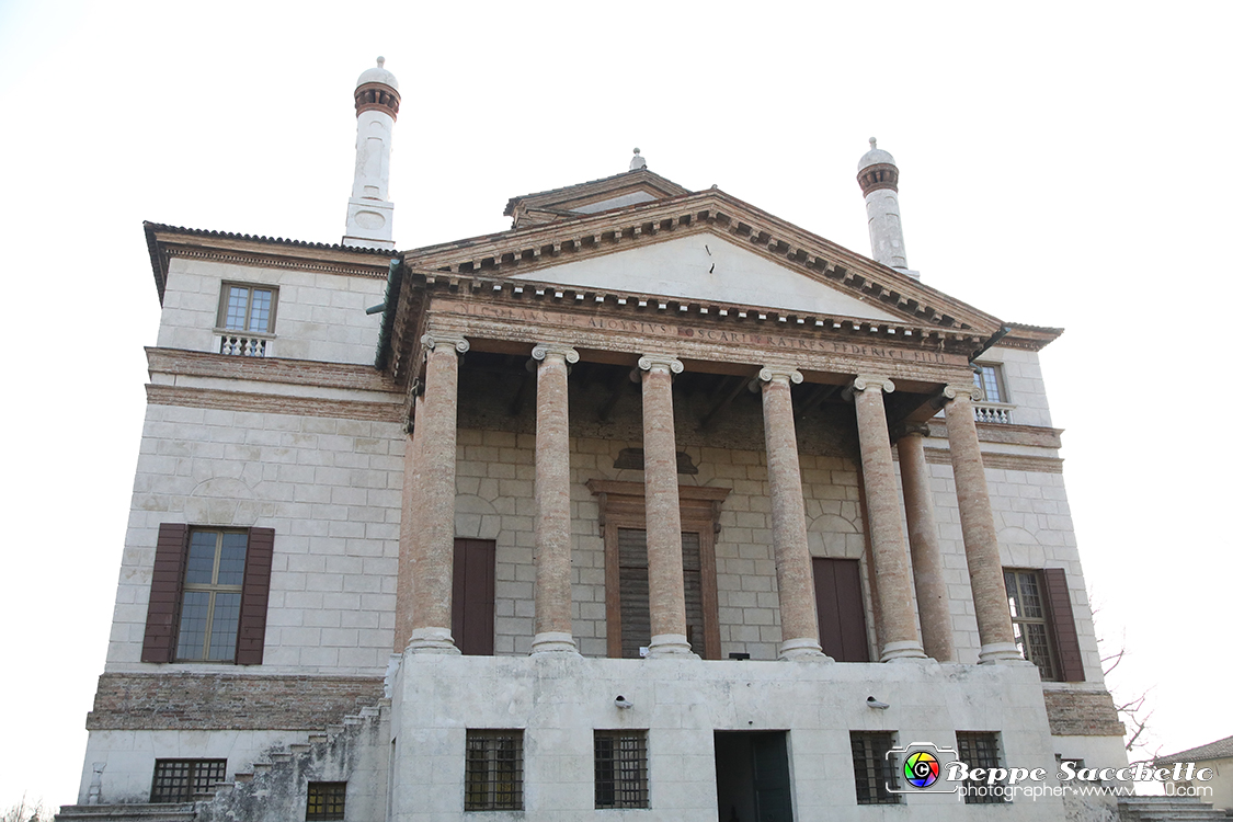 VBS_6962 - Villa Foscari detta La Malcontenta - Mira (Venezia).jpg - VILLA FOSCARI detta LA MALCONTENTA Villa veneta a Mira (Venezia) progettata da Andrea Palladio nel 1559 per i fratelli Nicolò e Alvise Foscari, appartenenti a una delle famiglie più potenti della Repubblica di Venezia. La residenza ha un carattere maestoso e imponente. L'edificio fu voluto da Nicolò Foscari (proprietario della celebre Ca' Foscari sul Canal Grande),